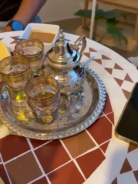 Plateau de thé marocain sur table en mosaïque