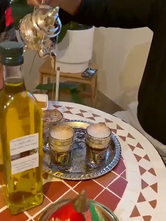 Thé à la menthe servi de haut au salon SAKINAH